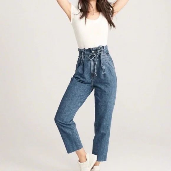 Abercrombie & Fitch High-Waisted Jeans with a Cropped length and raw frayed edge - Picture 3 of 10